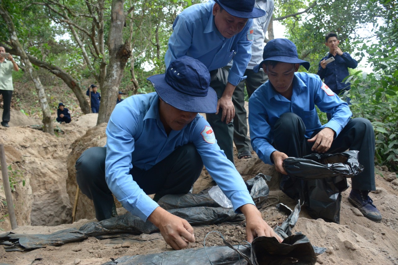 Hết lòng đi tìm đồng đội